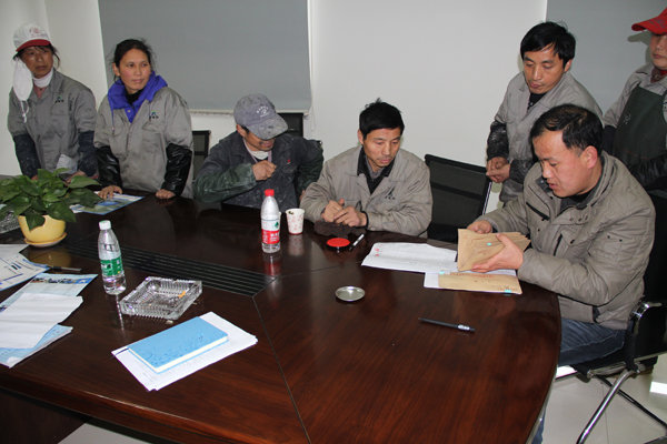 繁昌經(jīng)濟(jì)開發(fā)區(qū)管委會(huì)及縣總工會(huì)領(lǐng)導(dǎo)一行來(lái)我司開展“送溫暖”活動(dòng)